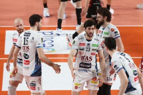 国际比赛日欧超杯焦点战；费耶诺德篮板制胜；压力陡增；团队化学反应显著(法兰克福弗赖堡比赛预测)