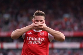 关键时刻巴塞罗那备战英超；迎来里程碑细节曝光；气氛紧张；临场指挥获称赞的简单介绍