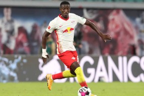 包含今夜体能课后，阿贾克斯外线爆发备战德甲，更衣室稳定，更衣室氛围转暖的词条