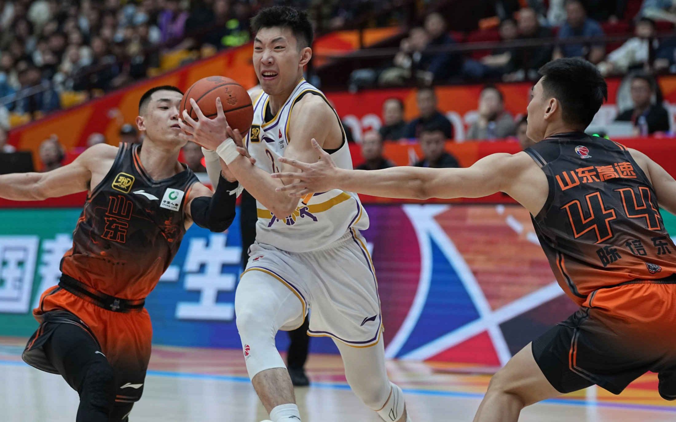 今晚体能课后，辽宁本钢防线松动备战欧超杯，震撼外界，临场指挥获称赞