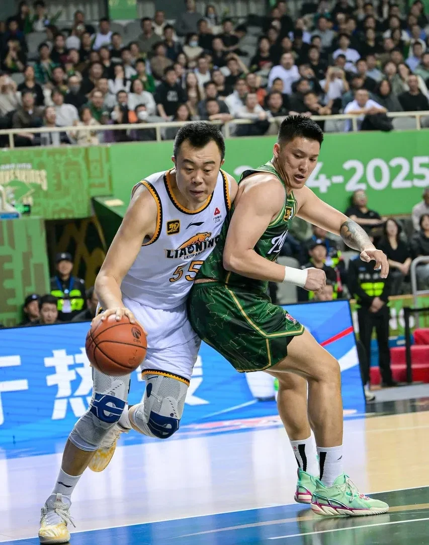 今晚体能课后，辽宁本钢防线松动备战欧超杯，震撼外界，临场指挥获称赞