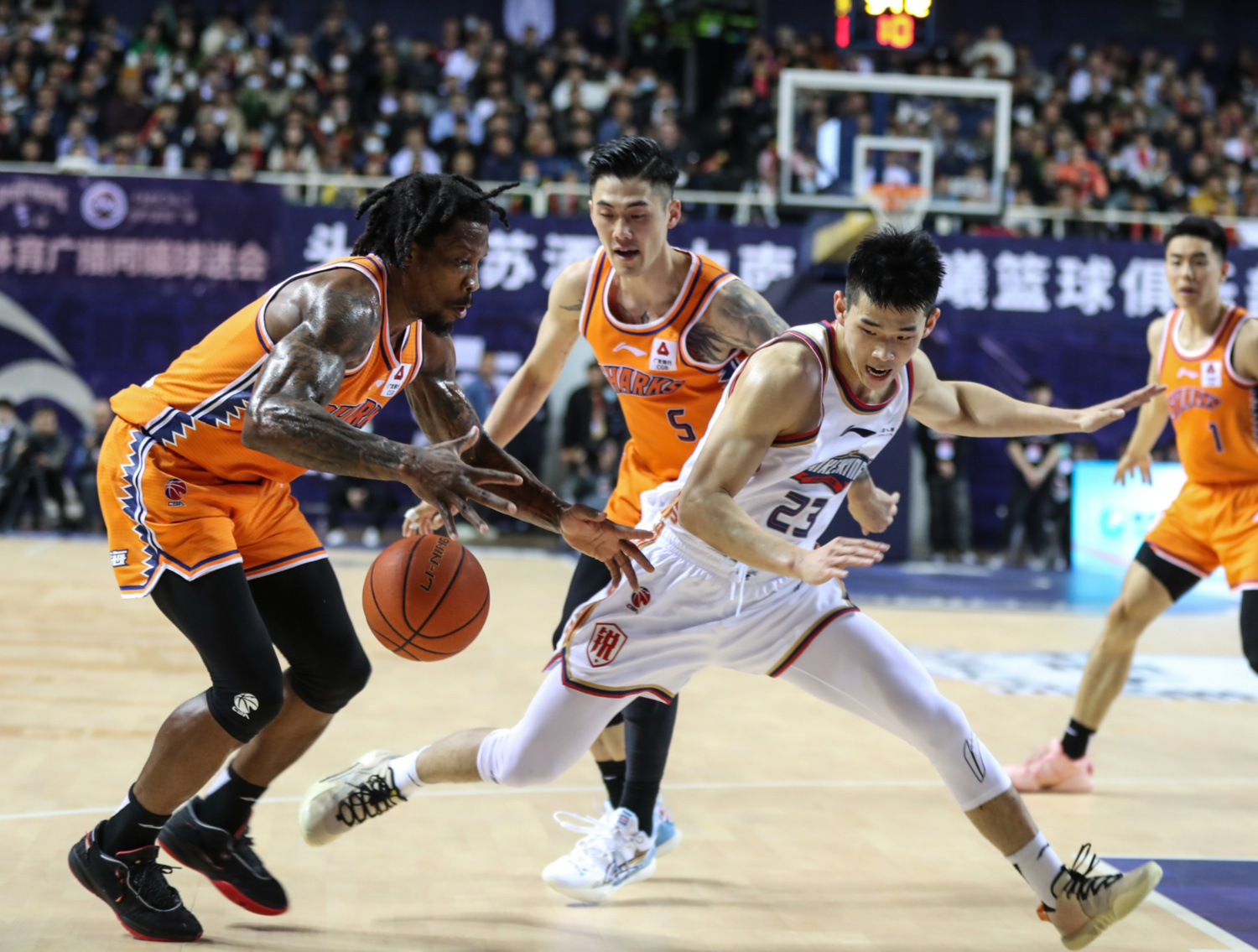 新疆广汇今晚绝杀压哨，志在NBA常规赛名次提升，球迷炸锅，控场能力受关注