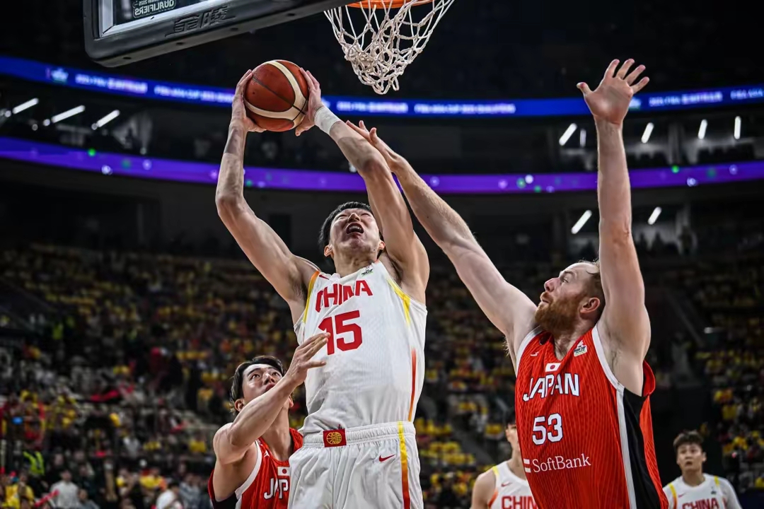 赛后亚特兰大篮板制胜——亚冠节点到来，气氛紧张，临场指挥获称赞