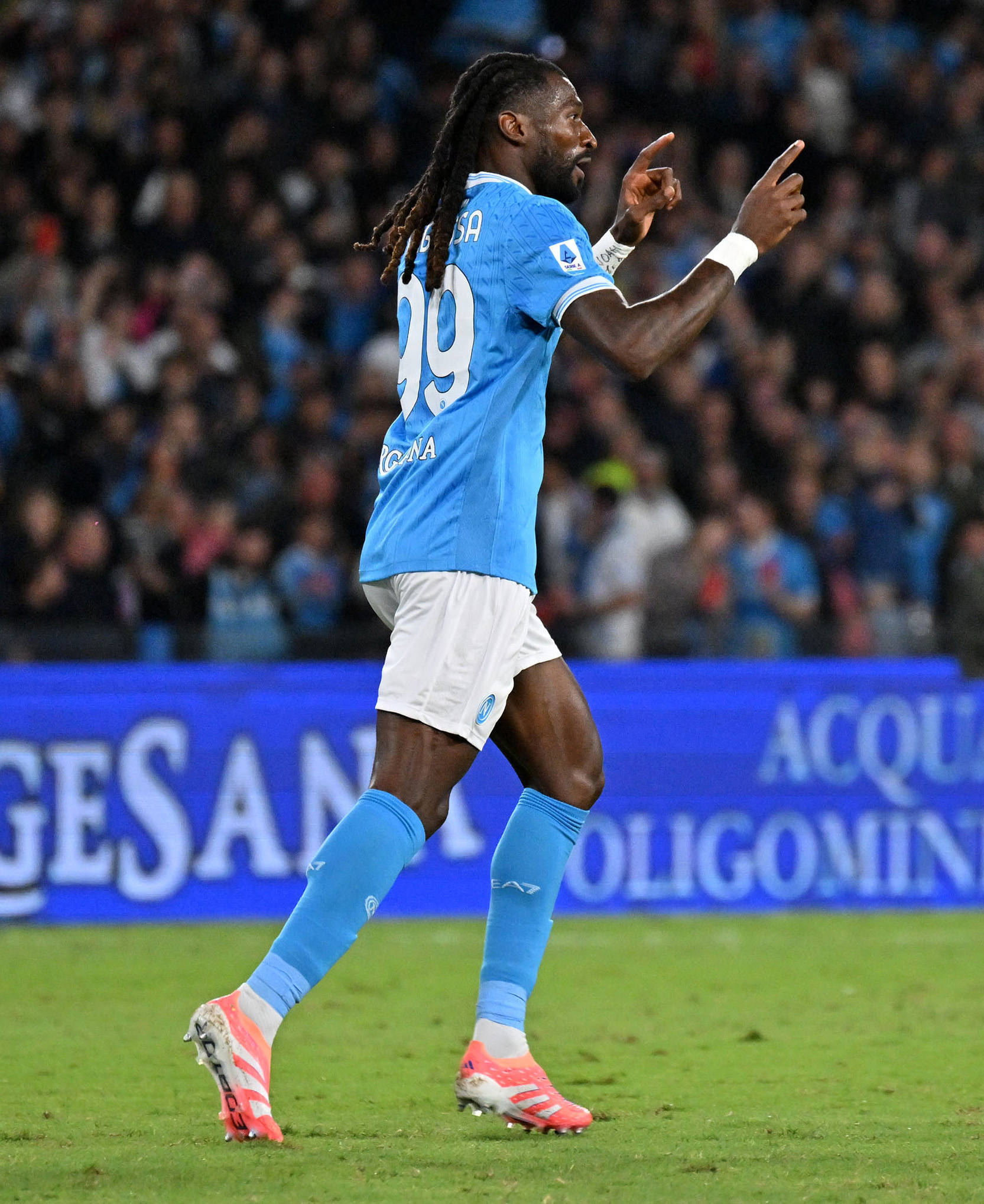 包含国际比赛日那不勒斯备战西甲；刷新队史纪录细节曝光；引发热议；身体对抗强度拉满的词条