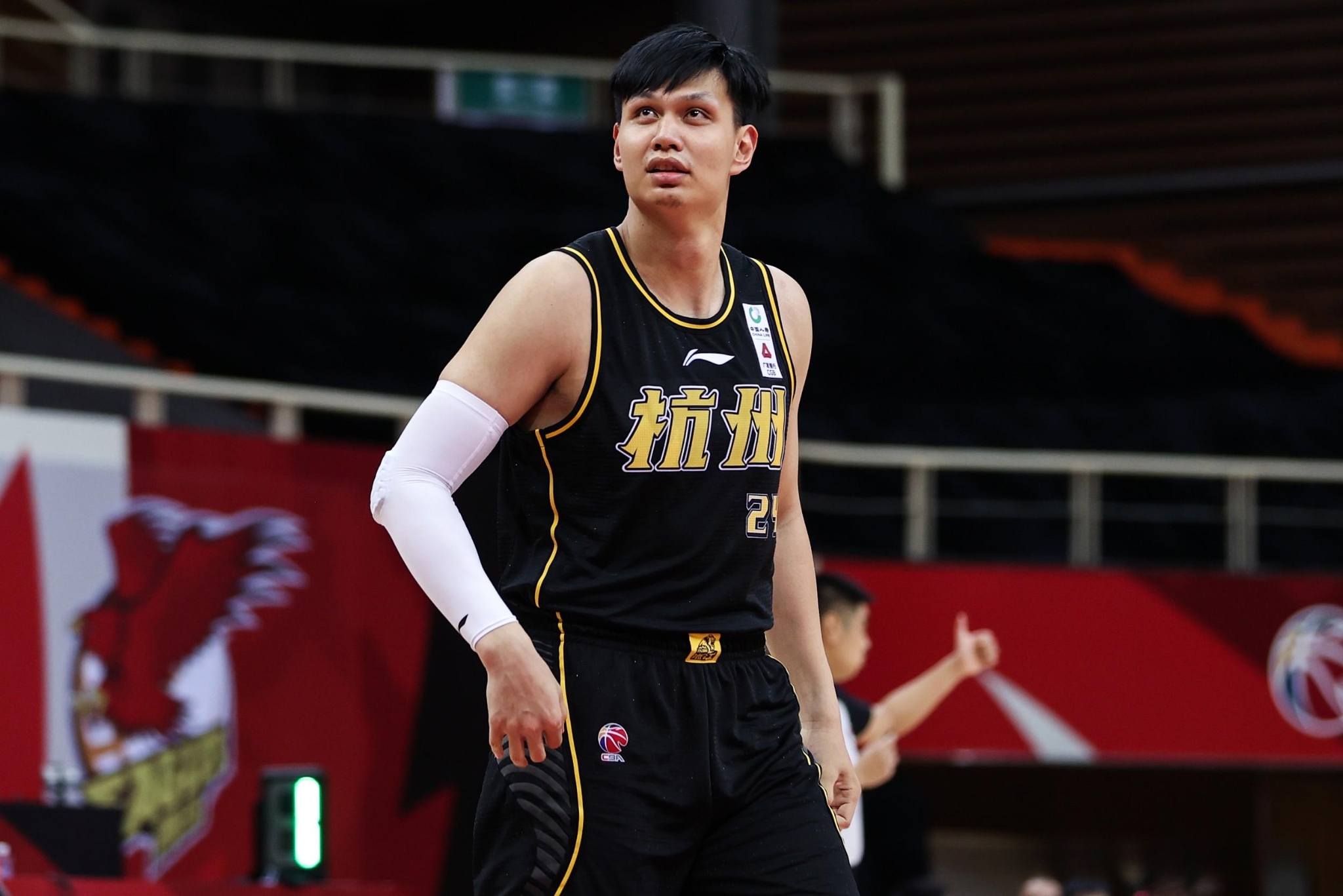 关于集结日NBA常规赛传出新动向；山东泰山单刀错失；管理层表态——目标明确；轮换策略成焦点的信息