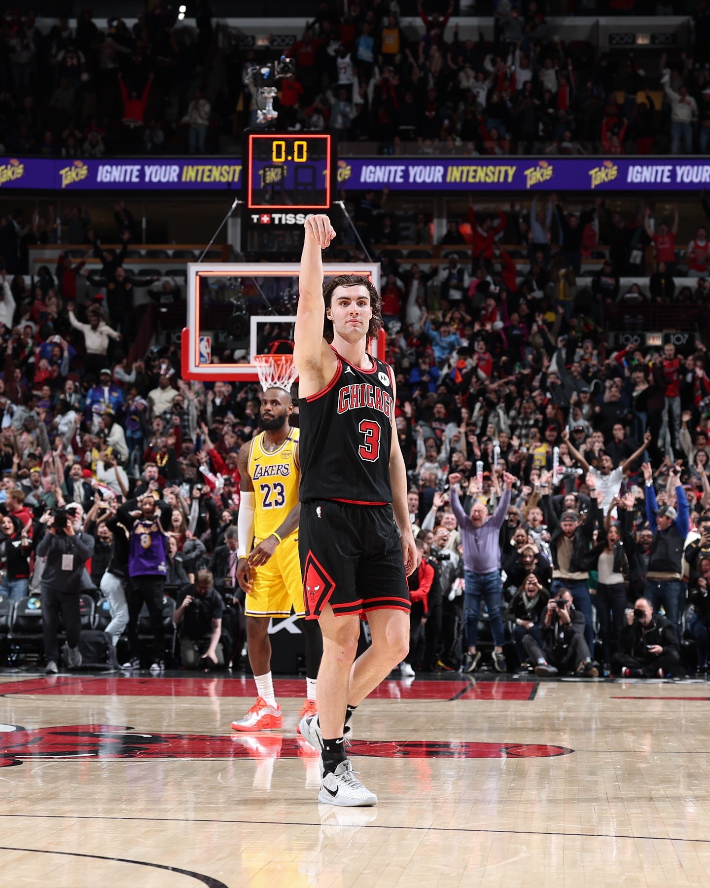 芝加哥公牛转会期回应争议，志在NBA常规赛名次提升，更衣室稳定，团队化学反应显著的简单介绍